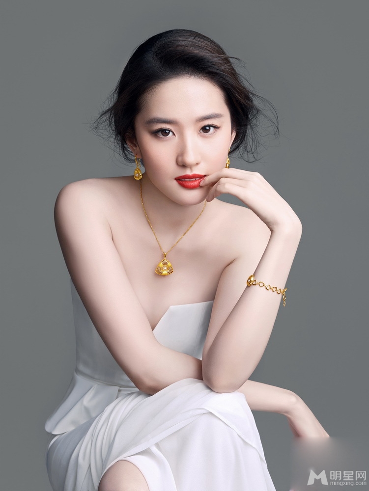 点击大图看下一张：刘亦菲奢华珠宝写真 透白肌肤衬华贵首饰(4)