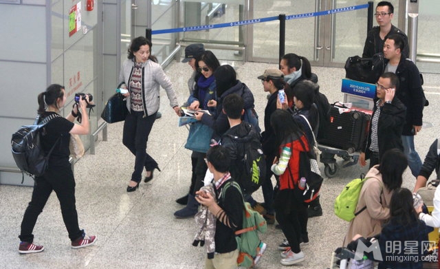 点击大图看下一张：刘亦菲休闲装现身上海机场 遭粉丝热情接机(5)