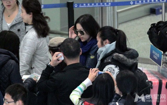 点击大图看下一张：刘亦菲休闲装现身上海机场 遭粉丝热情接机(0)