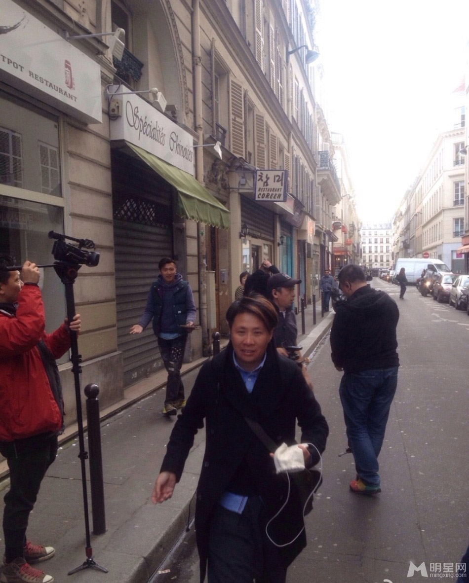 点击大图看下一张：谢霆锋现身巴黎街头 休闲帅气引围观(5)