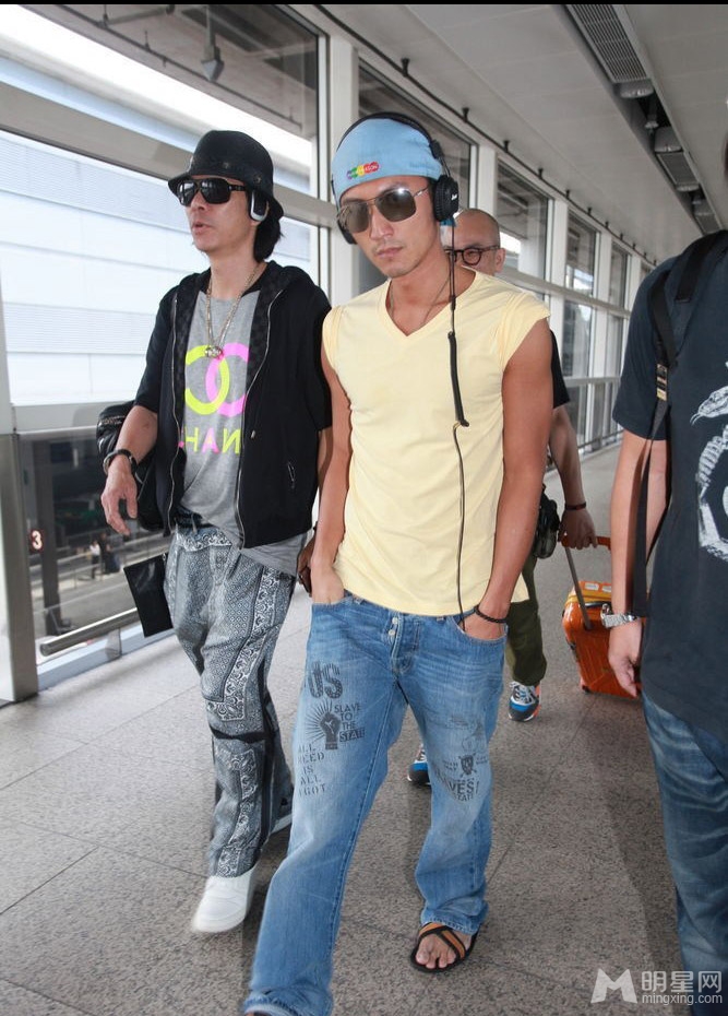 点击大图看下一张：谢霆锋现身香港机场 穿拖鞋显邋遢(3)