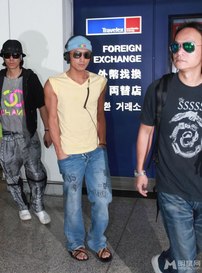 点击大图看下一张：谢霆锋现身香港机场 穿拖鞋显邋遢(0)