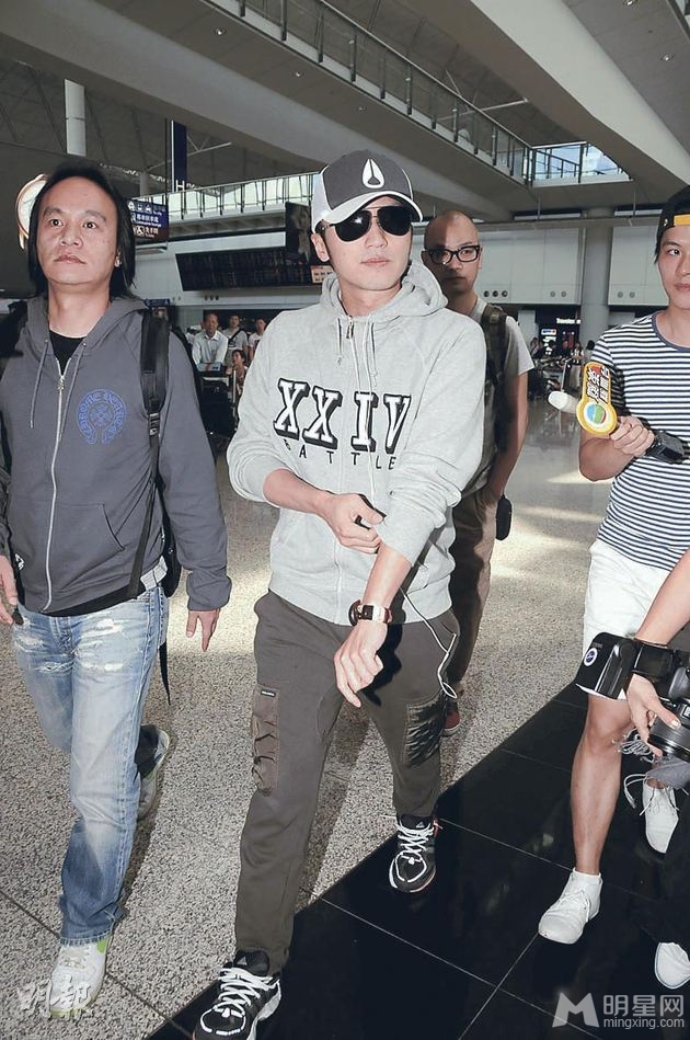 点击大图看下一张：谢霆锋现身香港机场 穿拖鞋显邋遢(5)