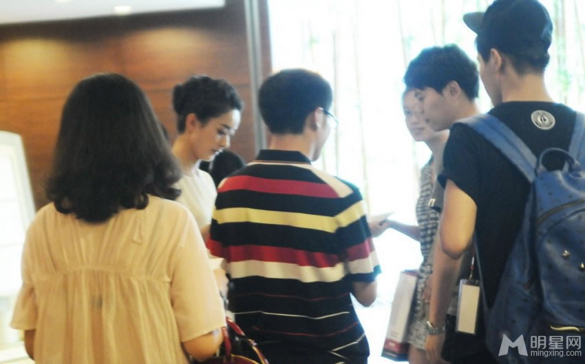 点击大图看下一张:赵丽颖白裙现身酒店 给粉丝签名显亲切(0)