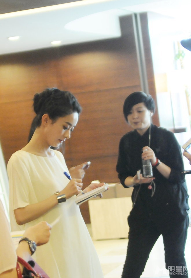 点击大图看下一张：赵丽颖白裙现身酒店 给粉丝签名显亲切(5)