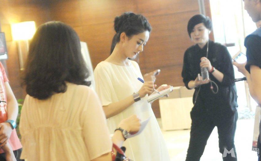 点击大图看下一张：赵丽颖白裙现身酒店 给粉丝签名显亲切(3)
