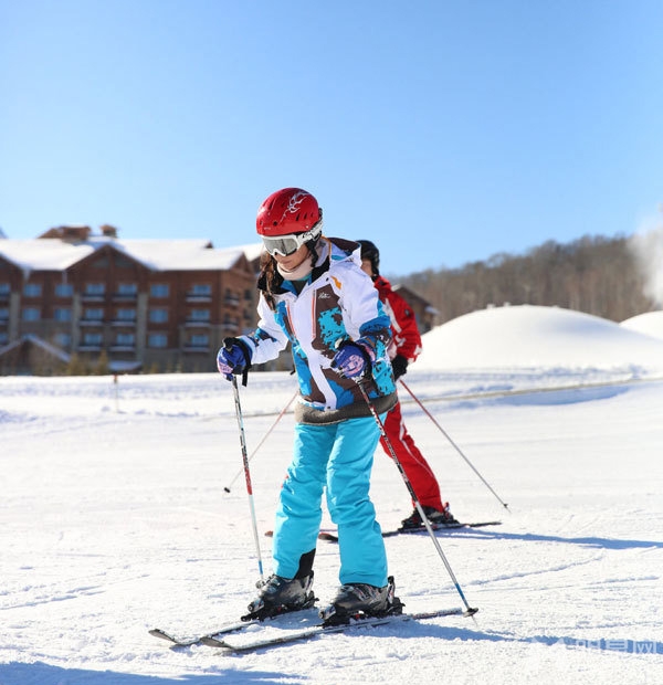 点击大图看下一张：赵薇晒长白山旅行照 与女儿小四月欢乐滑雪(2)