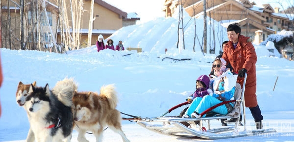 点击大图看下一张：赵薇晒长白山旅行照 与女儿小四月欢乐滑雪(4)