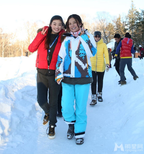 点击大图看下一张：赵薇晒长白山旅行照 与女儿小四月欢乐滑雪(5)