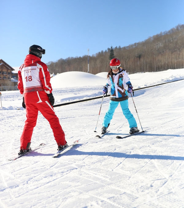 点击大图看下一张：赵薇晒长白山旅行照 与女儿小四月欢乐滑雪(17)