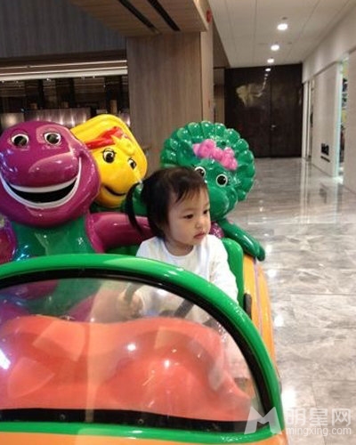 点击大图看下一张：图揭赵薇爱女小四月成长历程(14)