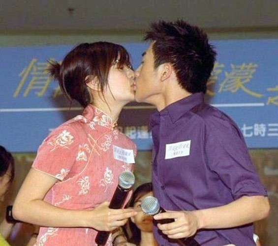 点击大图看下一张：赵薇与苏有朋亲吻旧照曝光(5)