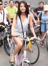 高圆圆现身北京街头 骑自行车重温青春