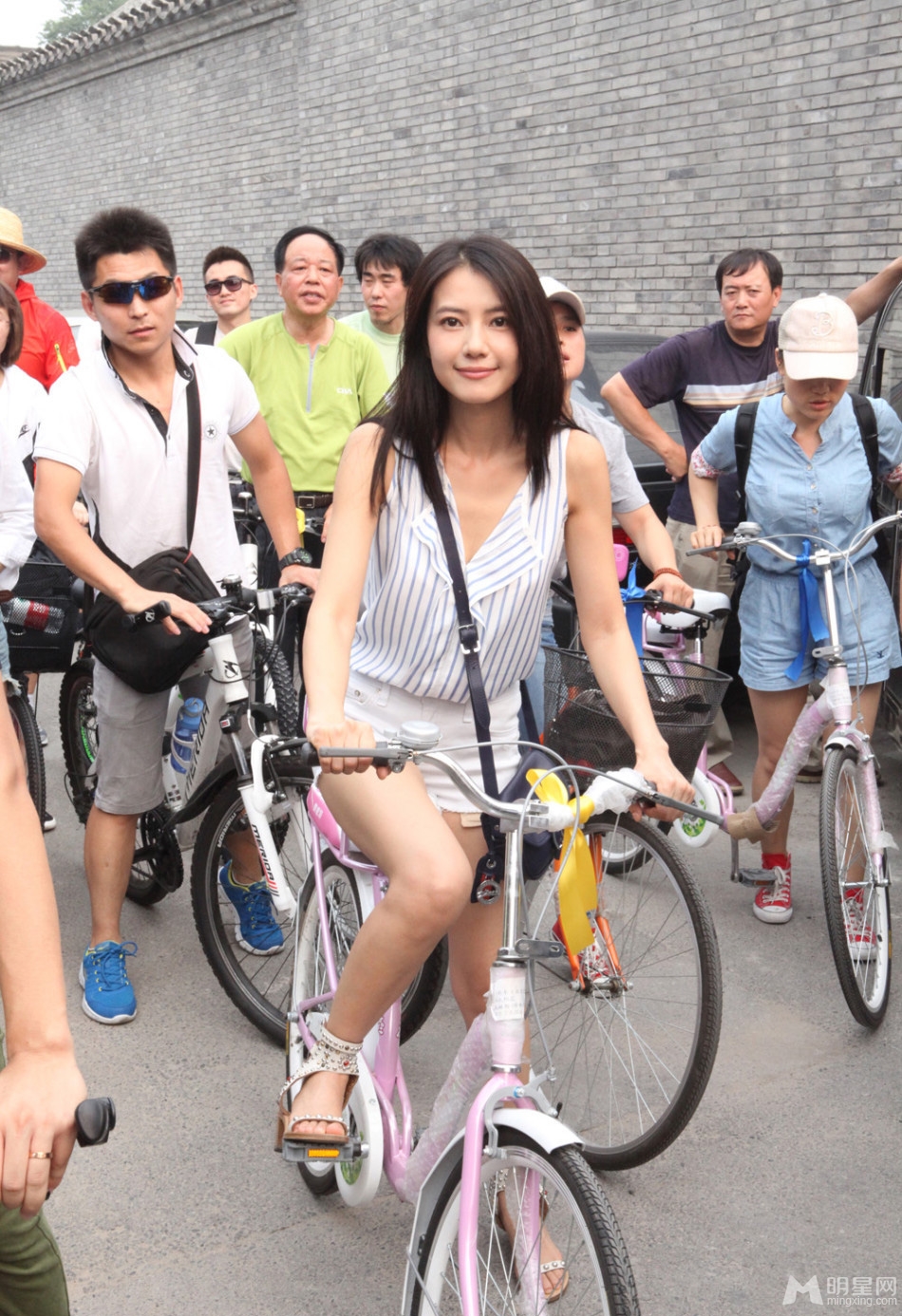 点击大图看下一张：高圆圆现身北京街头 骑自行车重温青春(2)