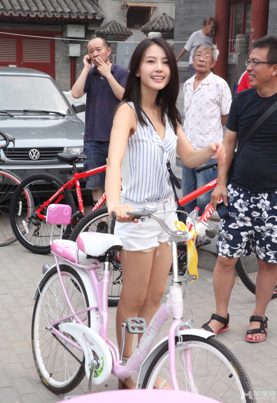 点击大图看下一张：高圆圆现身北京街头 骑自行车重温青春(3)
