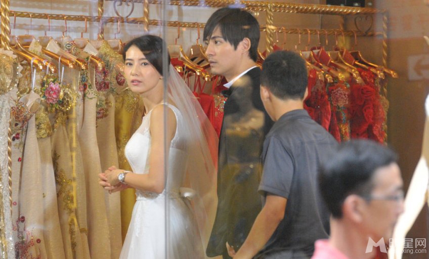 点击大图看下一张:单身男女2探班 周渝民亲昵打高圆圆屁股(7)