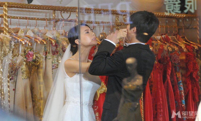 点击大图看下一张:单身男女2探班 周渝民亲昵打高圆圆屁股(6)