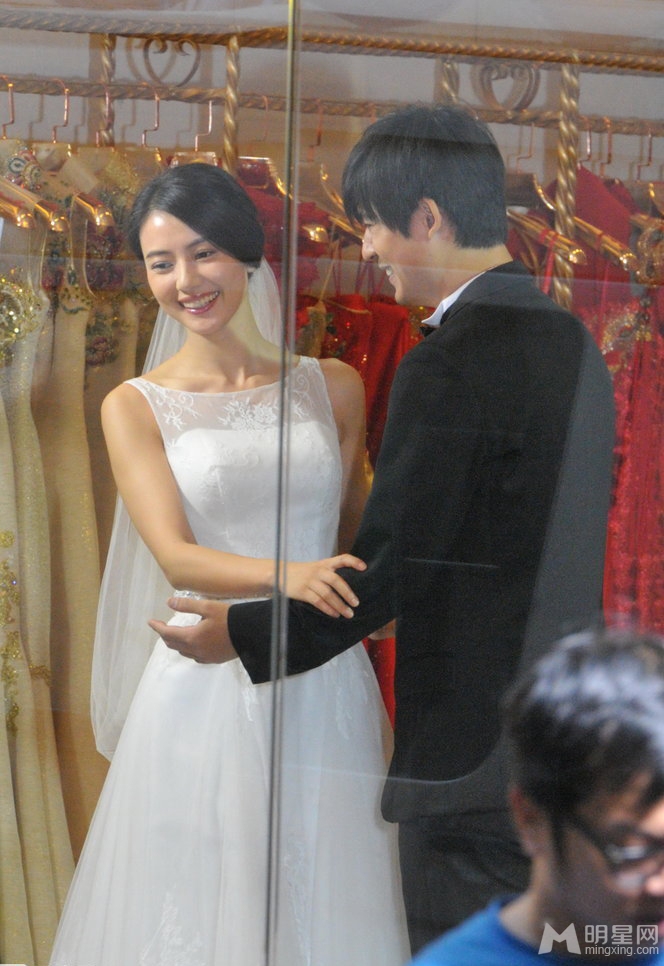 点击大图看下一张：单身男女2探班 周渝民亲昵打高圆圆屁股(10)