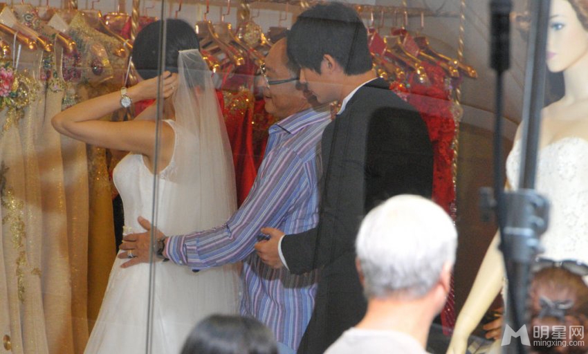 点击大图看下一张：单身男女2探班 周渝民亲昵打高圆圆屁股(13)