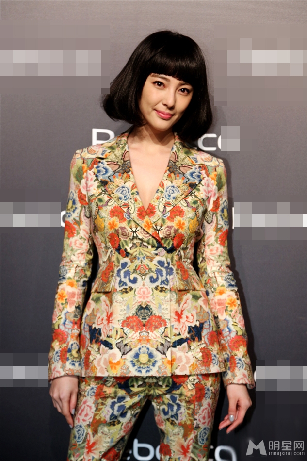 点击大图看下一张：张雨绮印花西装现身时尚活动 胸部侧漏显走光(5)