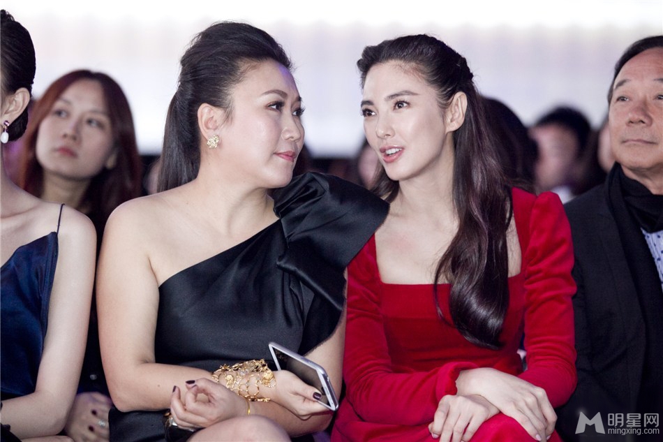 点击大图看下一张：张雨绮优雅时尚助阵美丽盛典 红色礼服妩媚动人(3)