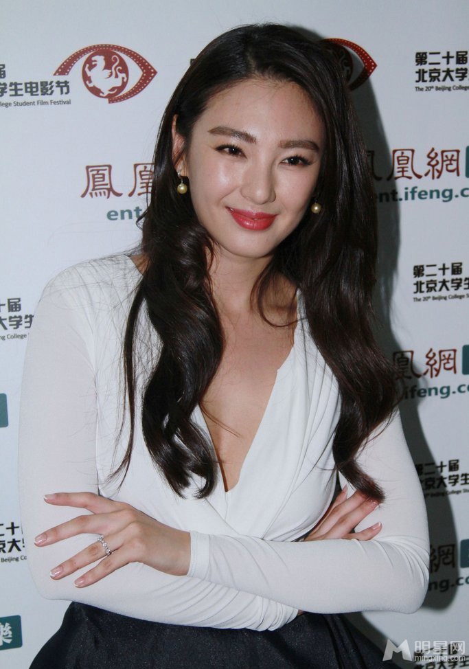 点击大图看下一张：张雨绮获最受欢迎女演员 吻奖杯秀婚戒(2)