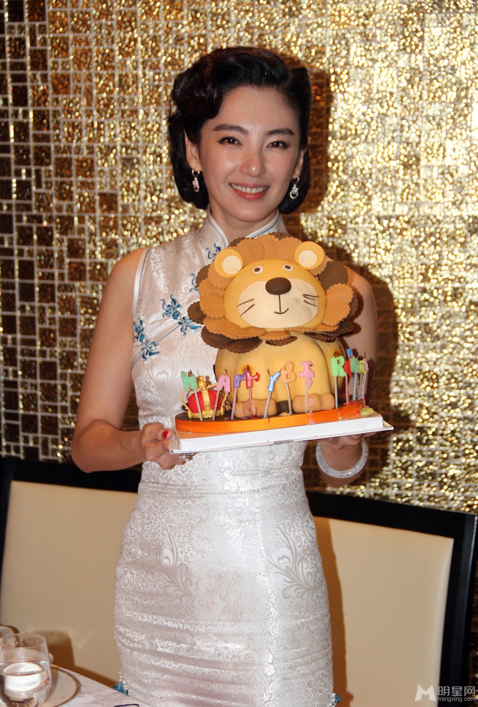 点击大图看下一张:张雨绮上海滩着旗袍庆生 王全安送香吻显爱意(9)