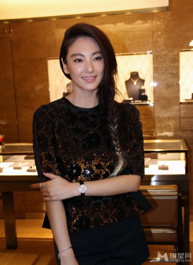 点击大图看下一张:张雨绮现身大秀美腿 获帅哥搀扶娇笑卖萌 (8)