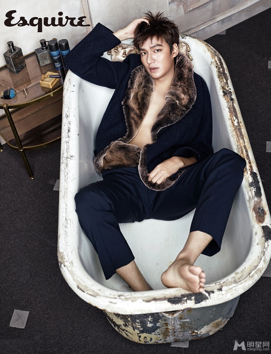 点击大图看下一张：李敏镐性感登杂志封面 侧卧浴缸尽显熟男魅惑(2)