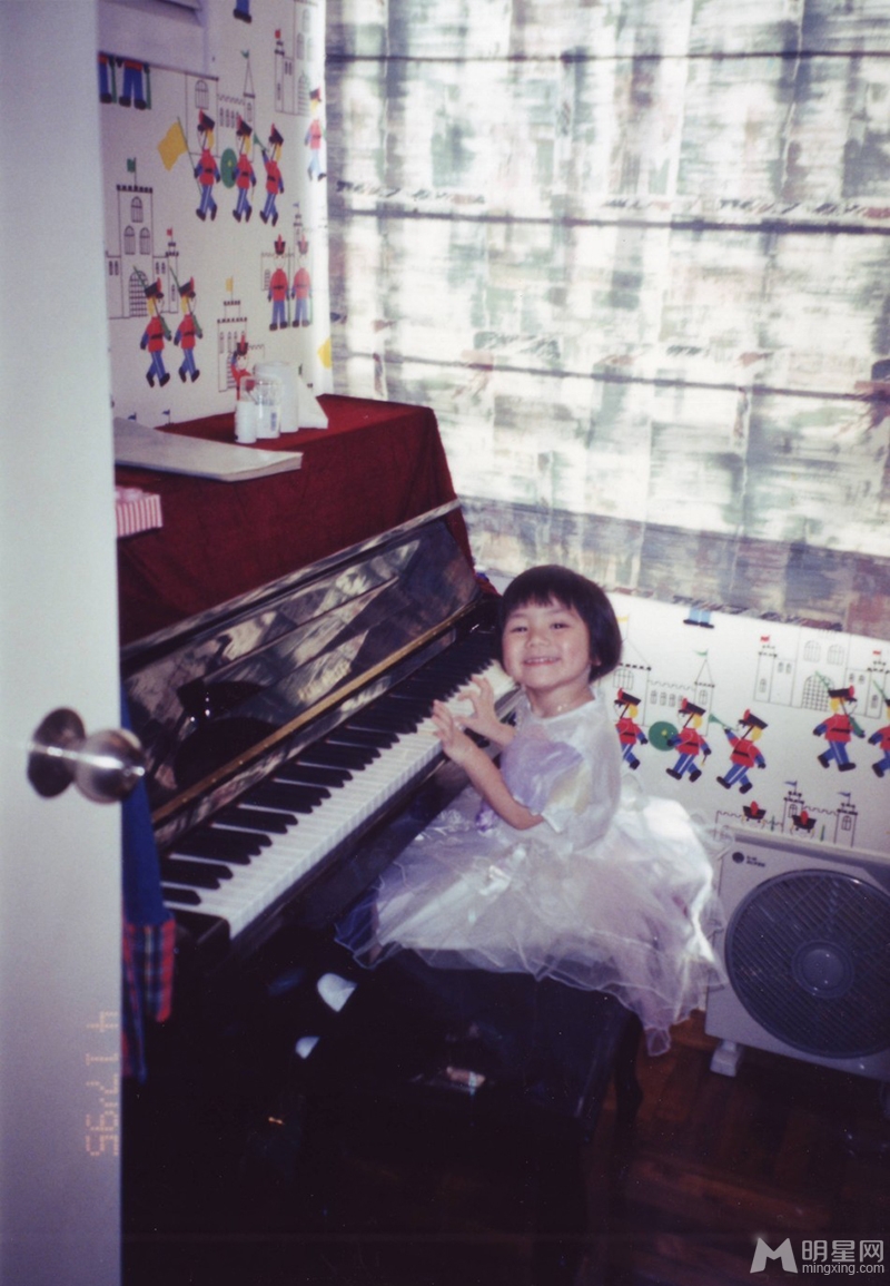 点击大图看下一张：我是歌手邓紫棋童年照 玩转乐器显萌态(6)