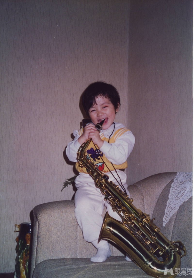 点击大图看下一张：我是歌手邓紫棋童年照 玩转乐器显萌态(4)