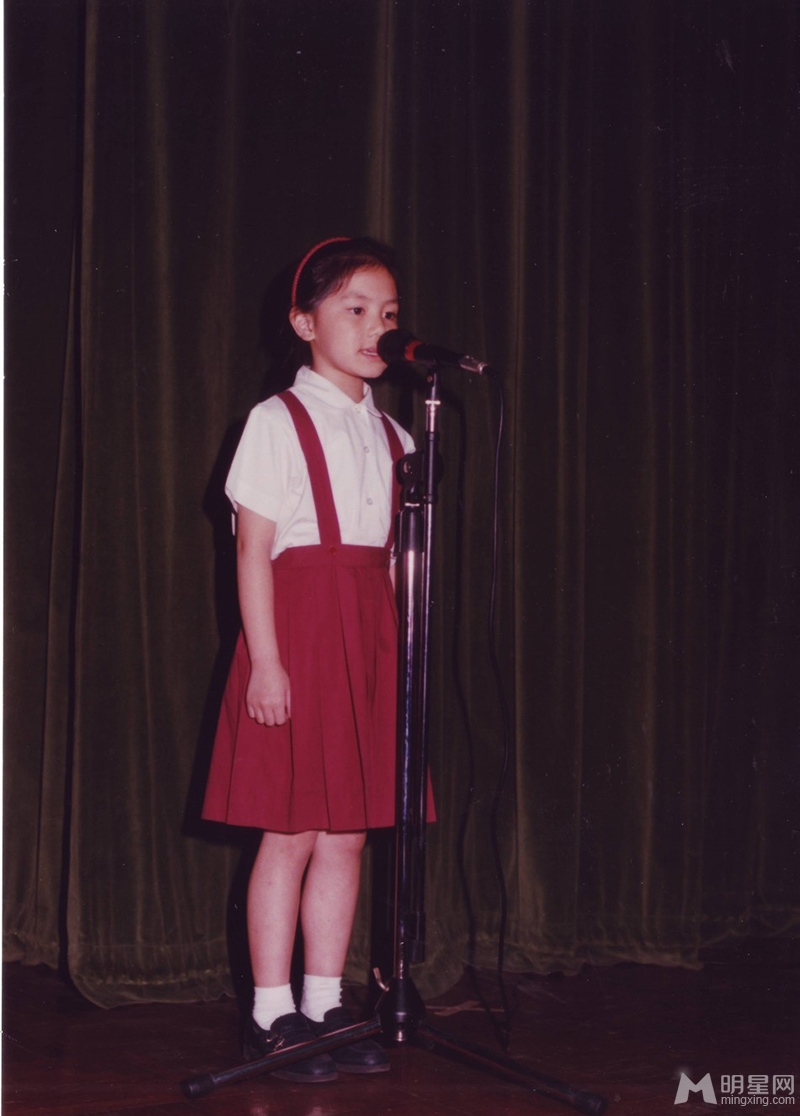 点击大图看下一张：我是歌手邓紫棋童年照 玩转乐器显萌态(3)