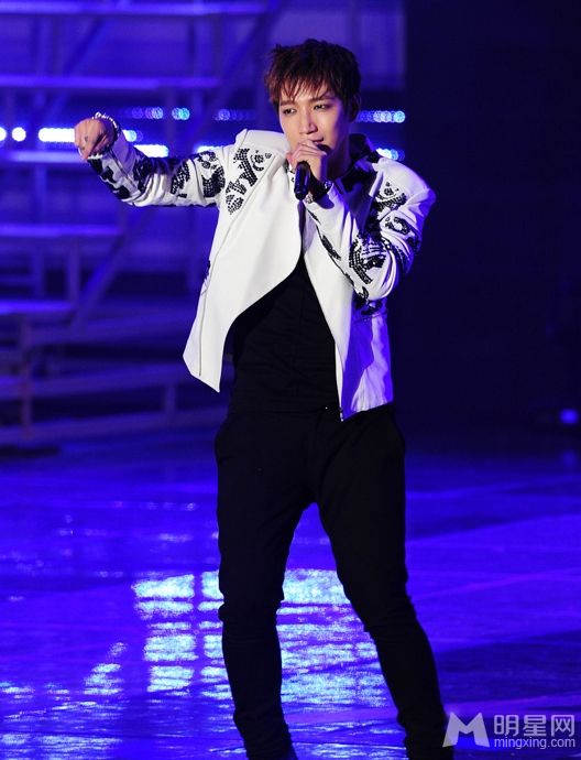 点击大图看下一张：EXO邓紫棋2PM等献唱2013韩国亚洲音乐节(6)