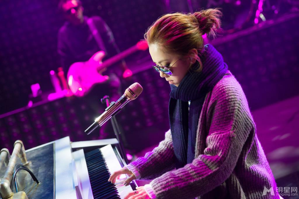 点击大图看下一张：邓紫棋演唱会全纪录 高清图集独家放送(72)