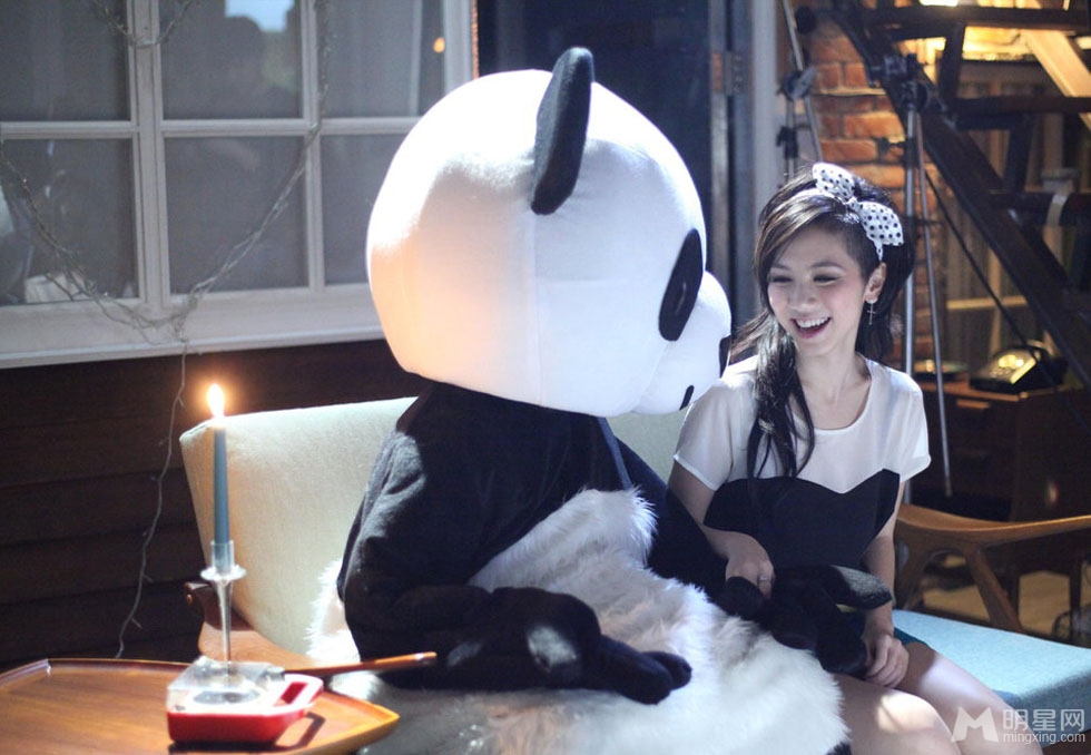 点击大图看下一张：邓紫棋宣传环保 与熊猫约会(6)