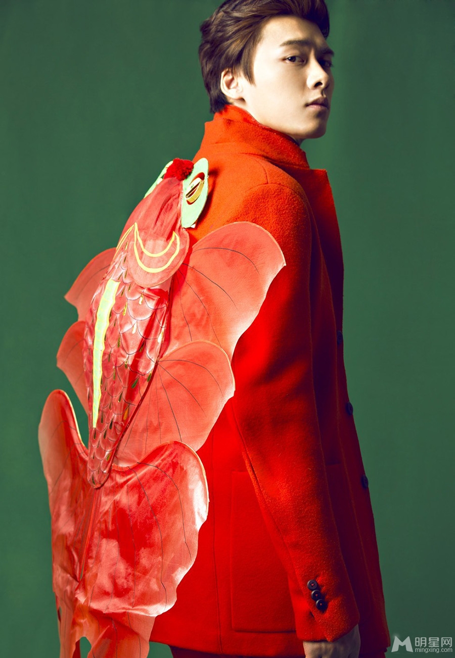 点击大图看下一张：李易峰新春贺岁写真 帅气红衣显喜庆(2)