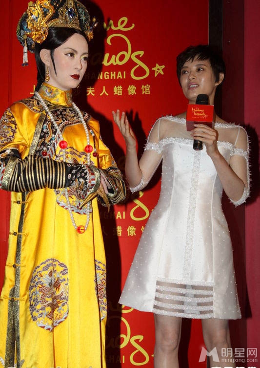 点击大图看下一张：甄嬛进驻杜莎夫人蜡像馆 获孙俪亲吻拥抱(3)