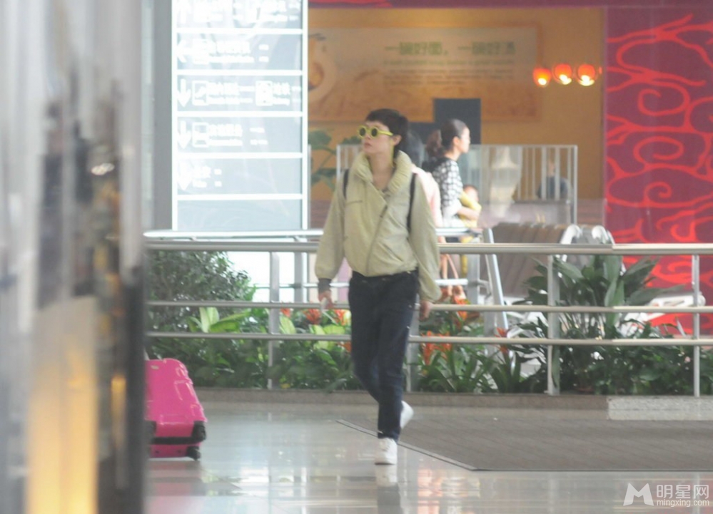 点击大图看下一张：孙俪携母亲现身机场显潮范 同赴日本旅行(2)