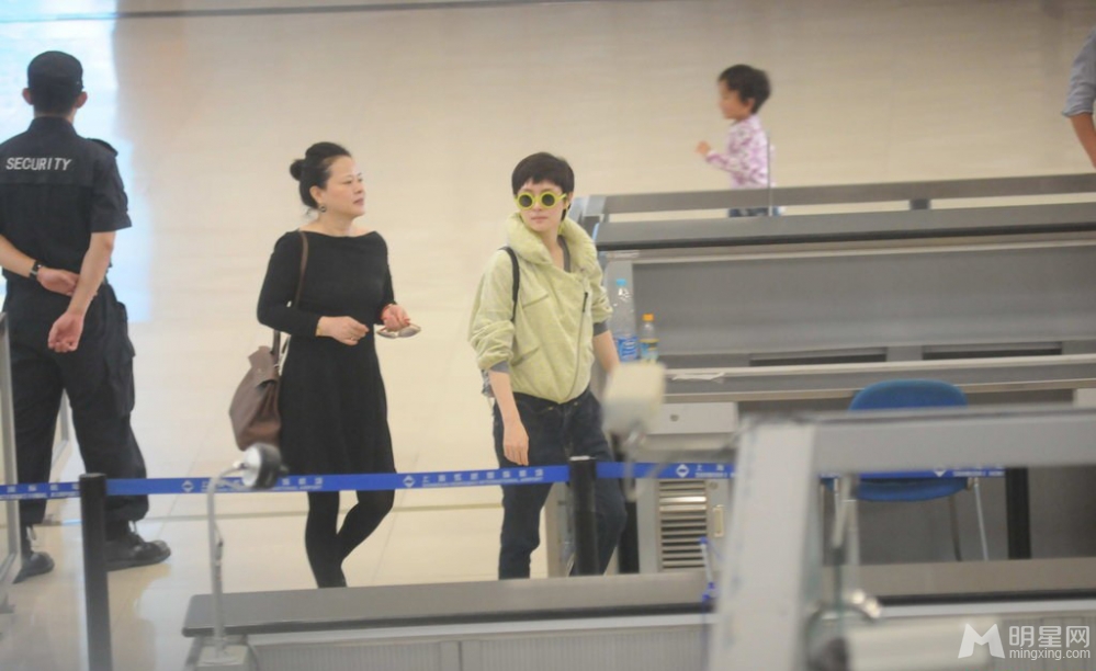 点击大图看下一张：孙俪携母亲现身机场显潮范 同赴日本旅行(6)