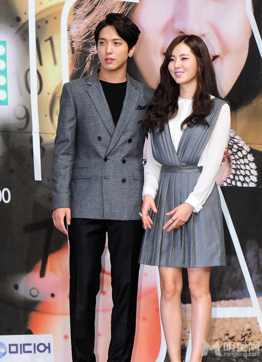 点击大图看下一张:郑容和尹恩惠助阵新剧未来的选择发布会(20)