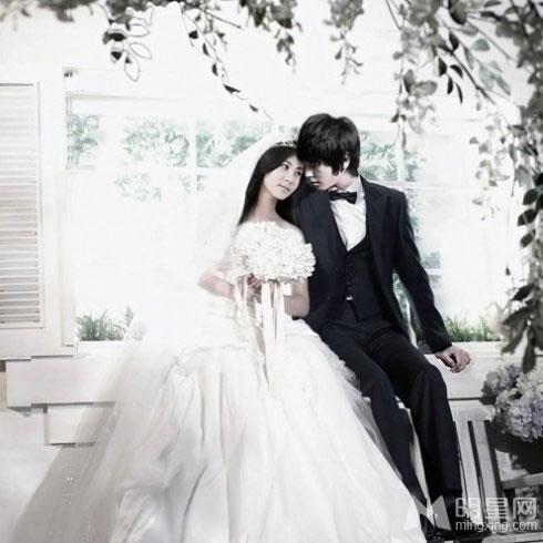 点击大图看下一张：红薯夫妇婚纱照 郑容和徐贤浪漫婚纱写真 (3)
