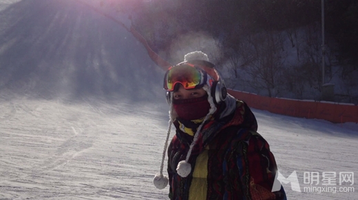 点击大图看下一张：CNBLUE郑容和公开滑雪视频 为粉丝解暑(2)