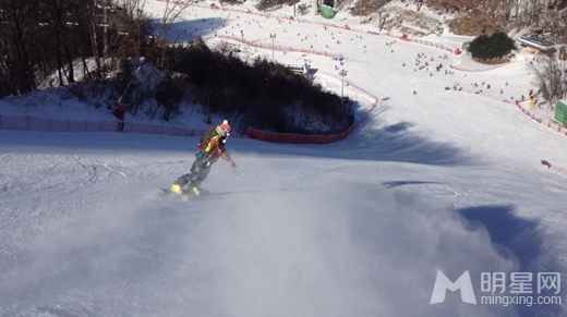 点击大图看下一张：CNBLUE郑容和公开滑雪视频 为粉丝解暑(5)