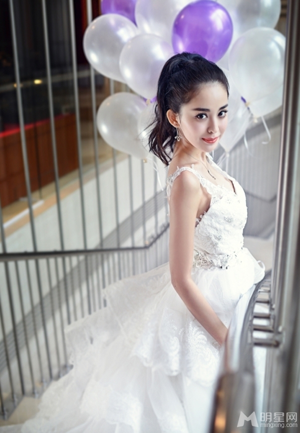 点击大图看下一张：古力娜扎梦幻婚纱写真 纤细身姿展优雅(4)