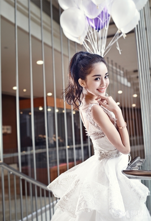 点击大图看下一张：古力娜扎梦幻婚纱写真 纤细身姿展优雅(3)