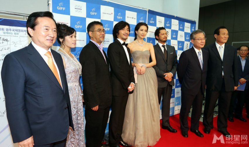 点击大图看下一张：林志玲抹胸长裙压轴亮相 惊艳韩国电影节红毯(5)