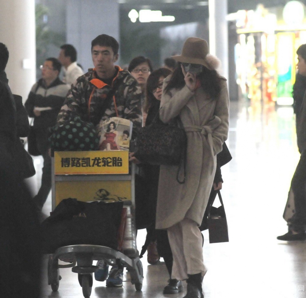 点击大图看下一张：林志玲身着睡袍现身机场 全副武装防素颜被拍(5)