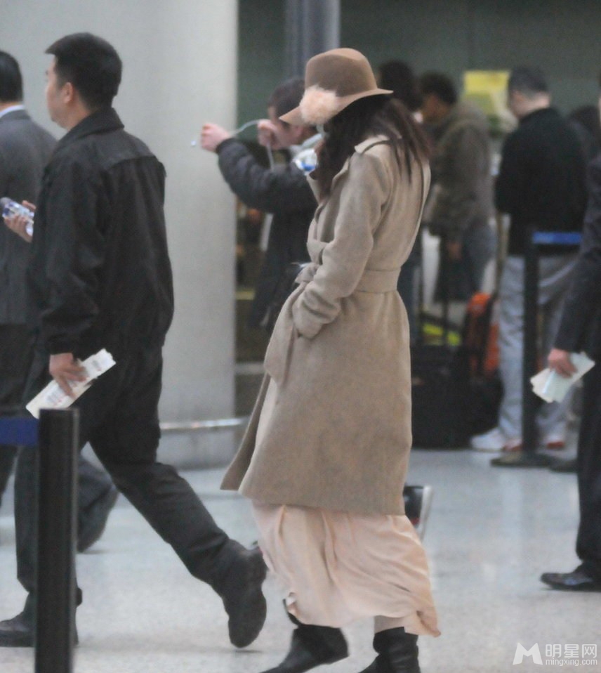 点击大图看下一张：林志玲身着睡袍现身机场 全副武装防素颜被拍(3)