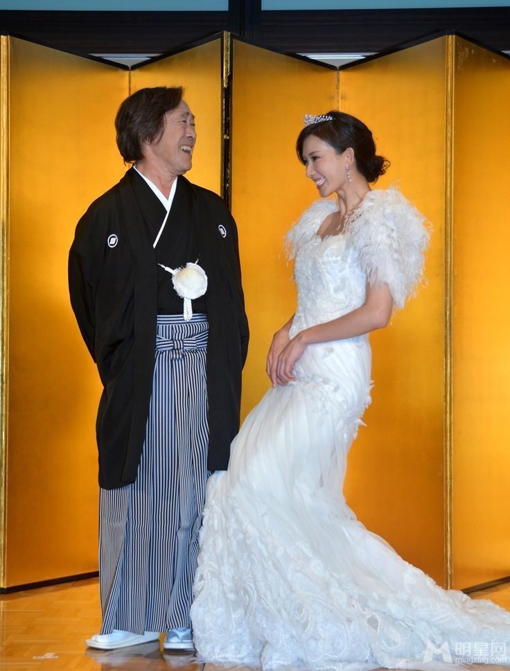 点击大图看下一张：林志玲着婚纱亮相东京 101次求婚日本上映(5)