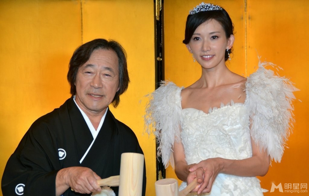 点击大图看下一张：林志玲着婚纱亮相东京 101次求婚日本上映(6)